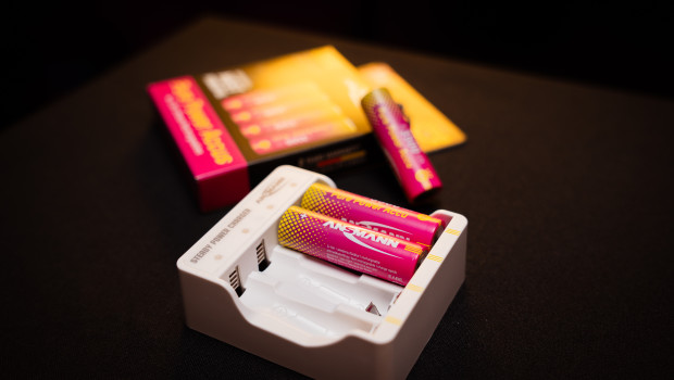 Ansmann hat sich auf mobile Energie spezialisiert, wie etwa diese neuen Pure Power Li-Ion-Akkus. Ansmann hat sich auf mobile Energie spezialisiert, wie etwa diese neuen Pure Power Li-Ion-Akkus.