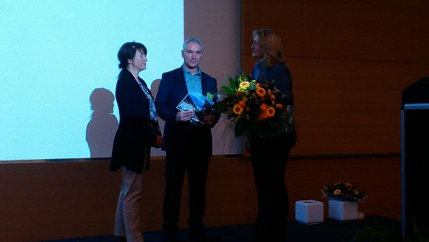 Blumen zum Abschied (v. l.): Geiz und Eckhard Heinemann sowie Martina Mensing-Meckelburg.