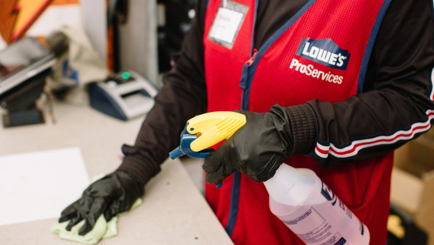 Lowe's hat im Zuge der Covid-19-Pandemie erheblich in Hygienemaßnahmen investiert.