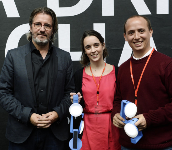 Die Gewinner des Design-Wettbewerbs Mariana Arando und Luca Fondello zusammen mit dem dänisch-isländischen Künstler Olafur Eliasson (l.), der Little Sun mitgegründet hat.