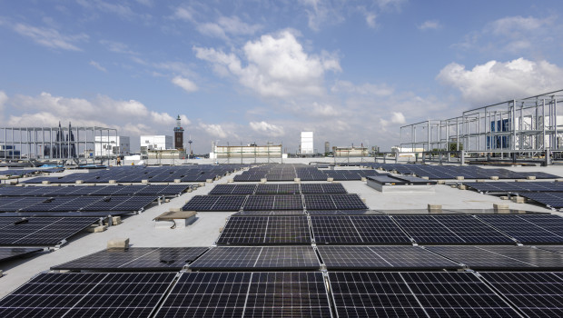 Seit 2024 hat die Koelnmesse eine Photovoltaik-Anlage mit 20.000 Quadratmetern Gesamtfläche und einer jährlichen Kapazität von drei Millionen Kilowattstunden auf ihrem Dach. Seit 2024 hat die Koelnmesse eine Photovoltaik-Anlage mit 20.000 Quadratmetern Gesamtfläche und einer jährlichen Kapazität von drei Millionen Kilowattstunden auf ihrem Dach.