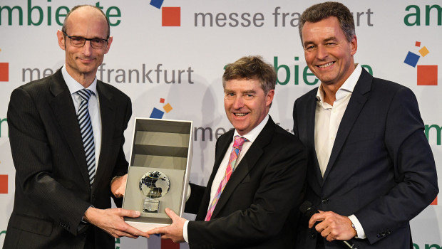 Während einer feierlichen Zeremonie überreichte Tony Sims OBE (Mitte), Botschaftsrat und Direktor des Department for International Trade Germany, zusammen mit Detlef Braun von der Messe Frankfurt (r.) den Partnerland-Globus an Antonius Lansink, Generalkonsul des Königreichs der Niederlande.