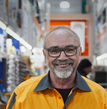 Manfred Valder, langjähriges Vorstandsmitglied der Hornbach Baumarkt AG, wird mit dem DIY-Lifetime-Award geehrt.