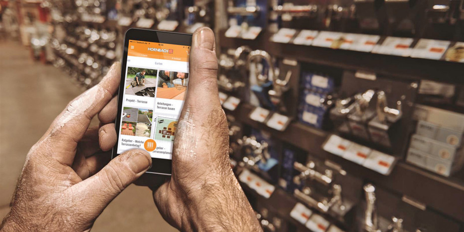 Mithilfe des eigenen Smartphones und der Hornbach-App greifen Kunden direkt am Regal auf zusätzliche Informationen zurück.