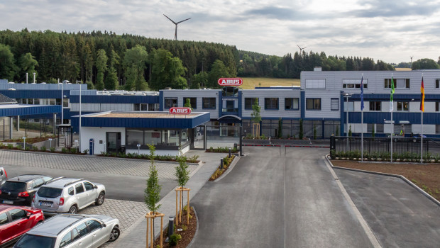 An dem größten deutschen Produktionsstandort von Abus im westerwäldischen Rehe wurden im Zuge der Modernisierungsmaßnahmen auch die Fertigungskapazitäten erweitert. An dem größten deutschen Produktionsstandort von Abus im westerwäldischen Rehe wurden im Zuge der Modernisierungsmaßnahmen auch die Fertigungskapazitäten erweitert.