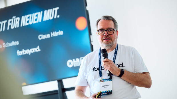 Niklas Schultes, Managing Partner von Forbeyond, führte als Host durchs Programm.
