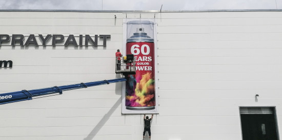 Montage der 60-Jahre-Jubiläumsdose „60 Years of Color Power“ am Logistikzentrum Sinsheim.