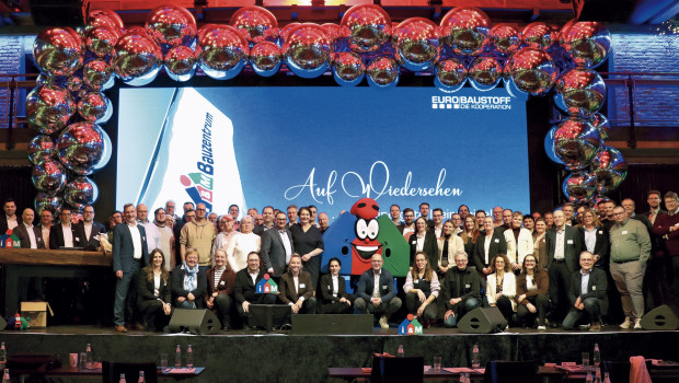 Gruppenfoto mit Maskottchen: Knapp 90 Teilnehmerinnen und Teilnehmer sind zum I&M-Markenmeeting gekommen. Gruppenfoto mit Maskottchen: Knapp 90 Teilnehmerinnen und Teilnehmer sind zum I&M-Markenmeeting gekommen.