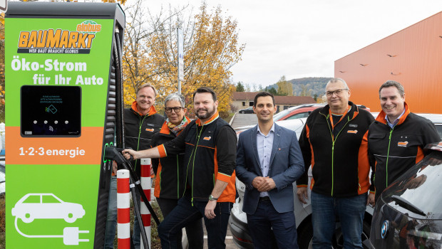 Die Sechs von der Tankstelle bei der Inbetriebnahme in Losheim (v. l.): Gerald Neumayr (Geschäftsführer Globus Fachmärkte), Pia Frey (Geschäftsführerin Globus Fachmärkte), Timo Huwer (Sprecher der Geschäftsführung Globus Fachmärkte), Florian Dommel (Bereichsleiter Energiedienstleistungen Pfalzwerke), Ludwig Fixemer (Marktleiter Losheim) und Tobias Walter (Leiter Bauwesen/Immobilien Globus Fachmärkte).