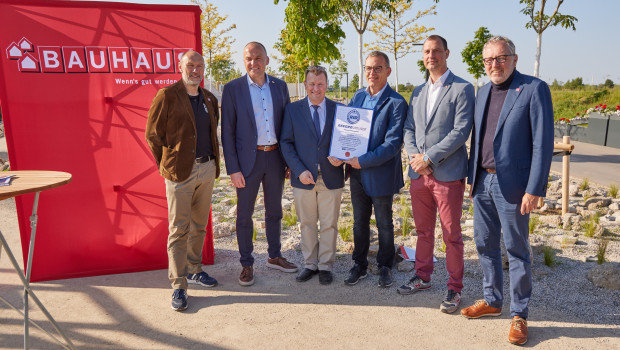 Von Links: Michael Schnellbach (Geschäftsführer Buga 23), Helmut Rödiger (Bereichsleiter Einkauf Garten bei Bauhaus), Olaf Kuchenbecker (Weltrekord-Juror RID), Robert Köhler (Leiter Marketingkommunikation bei Bauhaus), Marius Jedrus (Stellvertretender Geschäftsführer bei Bauhaus Region Rhein-Neckar) und Dr. Peter Kurz (OB Stadt Mannheim) mit der Rekord-Urkunde. 