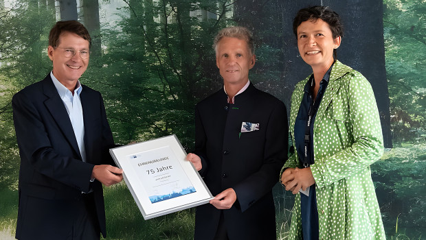 Reinhard Wolff und Thomas Wolff mit Andrea Stenz, Regionalgeschäftsführerin der IHK.