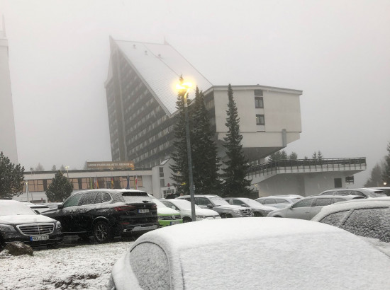 Blick auf das Tagungshotel: Eine weiße Überraschung erwartete die Teilnehmer am zweiten Tag der Veranstaltung. 