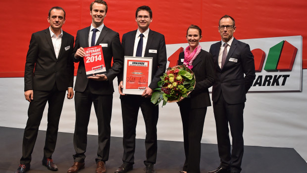 Die Toom Baumarkt-Geschäftsführung überreichte Bosch und Classen die Sieger-Urkunden. Die Toom Baumarkt-Geschäftsführung überreichte Bosch und Classen die Sieger-Urkunden.