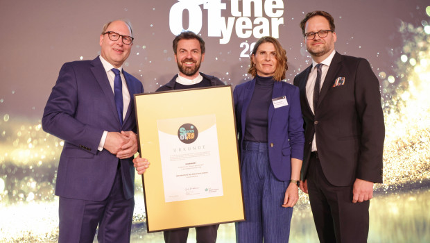 Christian und Katja Müller (Mitte) werden für ihr Gartencenter Lebensraum Garten ausgezeichnet.