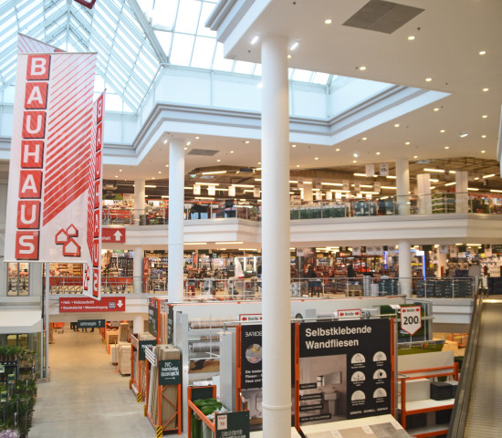 Ein Bauhaus mit Glasdach und Atrium in der Mitte: In Wien weicht Bauhaus vom gewohnten Ladenlayout ab.