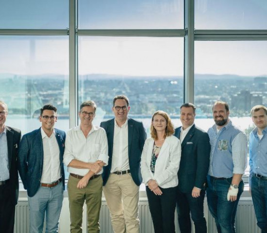 Vertragsunterzeichnung in Wien (v. l.): Harald Brandl, Christoph Hacker, Peter Koerner, Matthias Sturm, Michaela Oestemer, Peter Michels, Roland Grösslich und Alexander Lampret. Vertragsunterzeichnung in Wien (v. l.): Harald Brandl, Christoph Hacker, Peter Koerner, Matthias Sturm, Michaela Oestemer, Peter Michels, Roland Grösslich und Alexander Lampret.