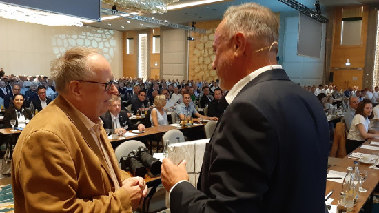 Dr. Eckard Kern (rechts) bereitete dem scheidenden Chefredakteur einen herzlichen Abschied. Dr. Eckard Kern (rechts) bereitete dem scheidenden Chefredakteur einen herzlichen Abschied.
