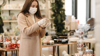 Deutsche kaufen Weihnachtsgeschenke vor Ort und online