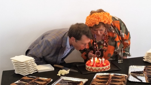 Deutsch-französische Zusammenarbeit: Gemeinsam mit dem Fediyma-Vorsitzenden Reinhard Wolf hat Bricomag-Chefredakteurin Marie-José Nicol die zehn Kerzen auf dem Geburtstagskuchen ausgeblasen - und an die Teilnehmer der Table ronde Bricolage verteilt.