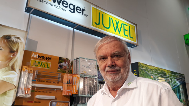 Juwel-Geschäftsführer Heinz Wüster hat auf der Ambiente das neue Wäschetrockner-Sortiment Artweger by Juwel vorgestellt.