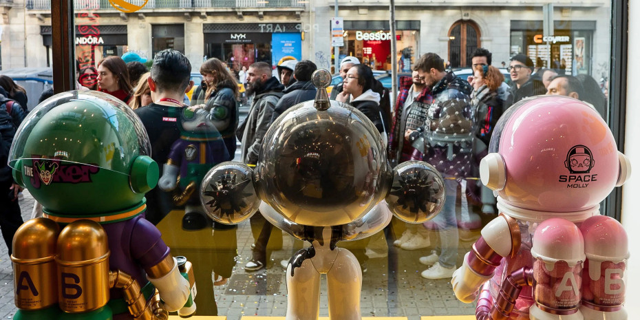 Lange Schlangen bilden sich vor den Geschäften der chinesischen Kette Pop Mart. Der Grund: Die Labubu-Puppen, die dort verkauft werden, haben sich zum Hype-Produkt entwickelt. 