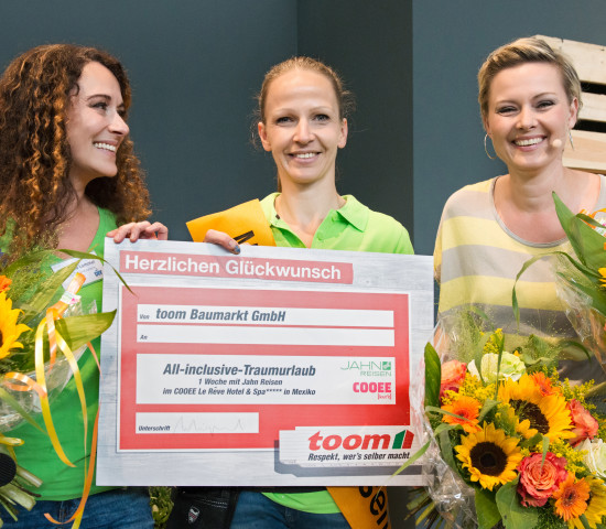 Die neue (M.) und die ehemalige (l.) Miss DIY bei der Siegerehrung in Köln.