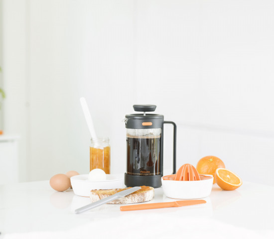 Zur Fiskars Functional Form-Serie gehören Utensilien, die sich für den gesamten Kochvorgang eignen. Neben einer breiten Auswahl an Messern, Küchenhelfern und Scheren rundet Kochgeschirr für alle Bedürfnisse und Herdarten das Sortiment ab.