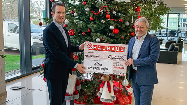 Florian Kranefuß (links) nahm den Scheck von Dieter Bien entgegen. Florian Kranefuß (links) nahm den Scheck von Dieter Bien entgegen.