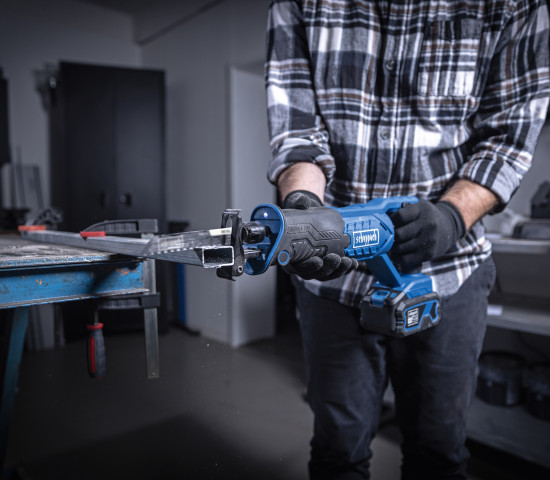 Die IXES 20-Volt Säbelsäge BC-RS220-X erzielt präzise Schnitte auch ohne Kabel.&nbsp;