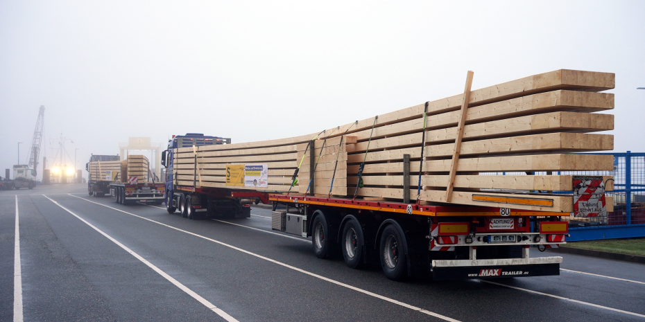 Ein Lkw bringt die rund 27 Meter langen Leimholzbinder für den neuen Standort nach Föhr.&nbsp;