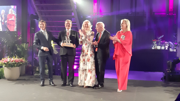 Die Preisverleihung in Amsterdam (v. l.): Erwin Van Osta, Carl Otto Løvenskiold und seine Frau, John Herbert und Caroline Van der Voort. Die Preisverleihung in Amsterdam (v. l.): Erwin Van Osta, Carl Otto Løvenskiold und seine Frau, John Herbert und Caroline Van der Voort.