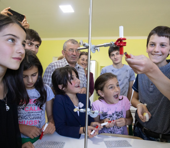 Moderner Physikunterricht: Die Schüler der Nikortsminda Schule freuen sich über ihre neuen Schulmaterialen.