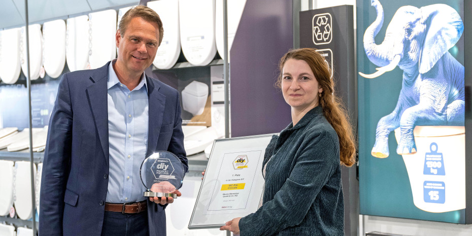 Niklas Köllner nahm in Hilden die Auszeichnung für das diy Produkt des Jahres 2025/2026 von diy-Redakteurin Laura Rinn entgegen. Niklas Köllner nahm in Hilden die Auszeichnung für das diy Produkt des Jahres 2025/2026 von diy-Redakteurin Laura Rinn entgegen.