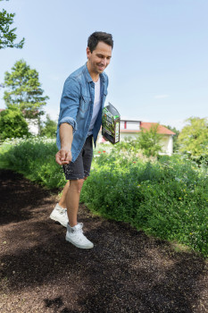 Ob die Neuanlage eines Rasens gelingt, hängt entscheidend von der Saatgutmischung ab. Foto: Compo GmbH