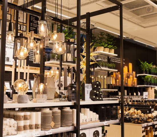 Clas Ohlson bietet ein Sortiment, das von Haushaltsgegenständen über Freizeitprodukte bis hin zu Heimwerkerartikeln reicht. Clas Ohlson bietet ein Sortiment, das von Haushaltsgegenständen über Freizeitprodukte bis hin zu Heimwerkerartikeln reicht.