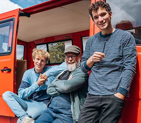 Obi baut gemeinsam mit der Band „Bruckner“ derzeit einen Camper aus.