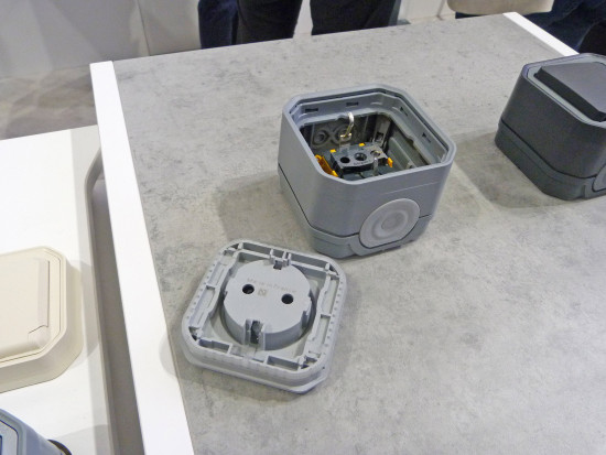 Legrand bietet Installateuren eine Aufputz-Steckerserie, die sich besonders bequem anbringen und austauschen lässt. &nbsp;