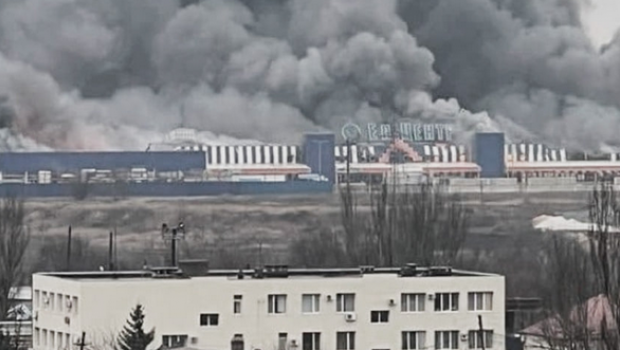 Dieses Bild eines brennenden Baumarkts hat der ukrainische Marktführer Epicentr auf Facbook gepostet.