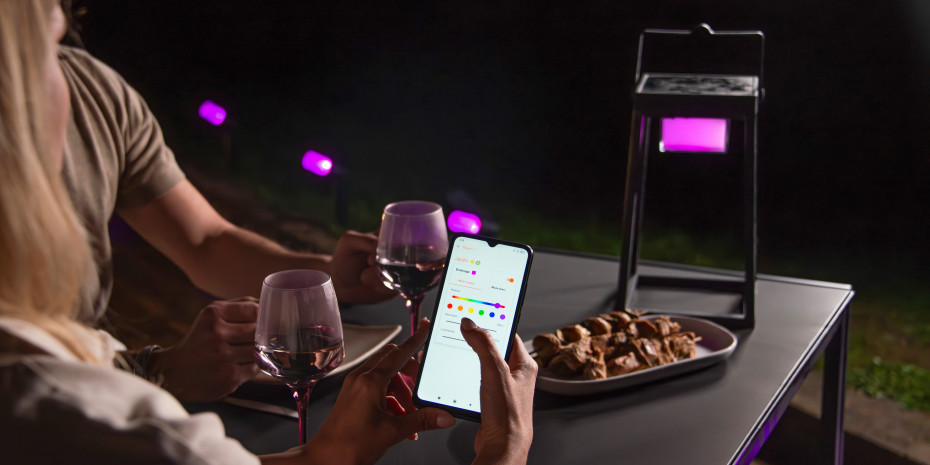 Die smarten Produkte werden per App gesteuert, damit lässt sich das Licht bequem anpassen, ohne den Tisch verlassen zu müssen.