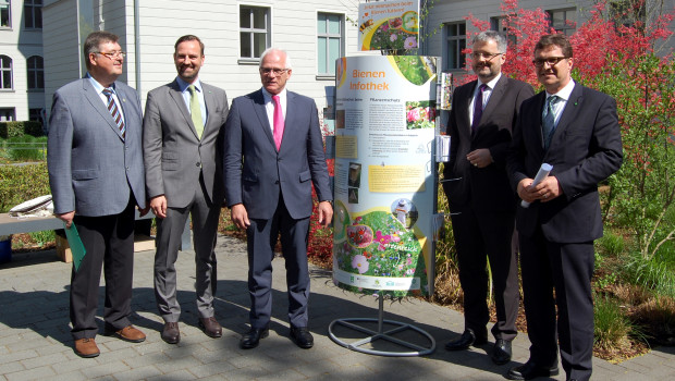 Der Parlamentarische Staatssekretär Peter Bleser (Mitte) gibt den Startschuss für die Initiative "Bienen füttern" zusammen mit (v. l.) Peter Maske, Präsident des deutschen Imkerbundes, Bertram Fleischer, Generalsekretär des ZVG, BHB-Hauptgeschäftsführer Dr. Peter Wüst und IVG-Geschäftsführer Johannes Welsch.
