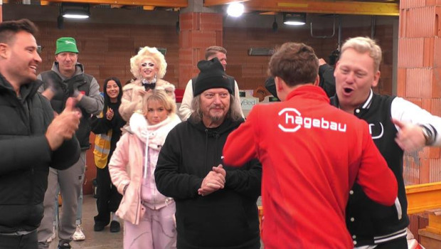 Hagebau Content Creator Nick24 wird vom Big-Brother-Cast und Gastgeber Knossi (r.) verabschiedet. Hagebau Content Creator Nick24 wird vom Big-Brother-Cast und Gastgeber Knossi (r.) verabschiedet.