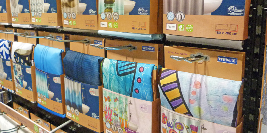 Wenko hat seine Produkte rund ums Duschen mit Blick auf Nachhaltigkeit überarbeitet: So bestehen etwa die Duschvorhänge aus recyceltem Material und die Verpackung wurde reduziert und auf Plastik verzichtet. 