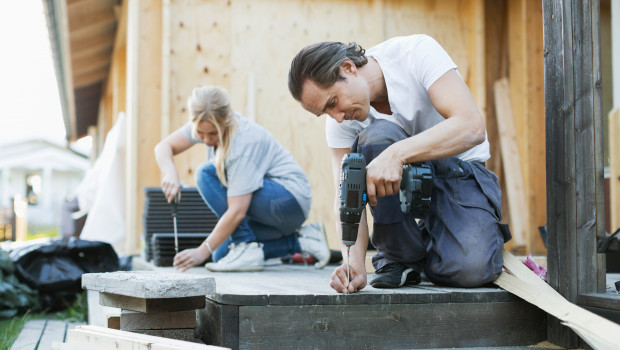 Do-it-yourself wird zum Do-it-together: Selbermachen schafft den Sprung aus der Hobbyecke und entwickelt sich 2038 zum neuen Lebensprinzip, meinen die Autoren der QVC-Studie "Living-2018". Bild: Maskot/Maskot/Getty Images