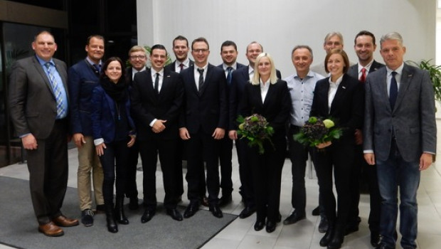 Glückwunsch für die Absolventen des Bauking-Talentprogramms. Auch der Vorstandsvorsitzende der Bauking, Andreas Strietzel (4. v. r.), und Bauking-Vorstand Michael Knüppel (r.) gratulierten.