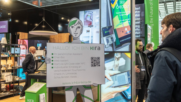 Vorstellung des virtuellen Chatbots Kira am Stand von Bütema auf der EuroShop 2023 in Düsseldorf.