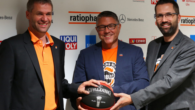 Peter Baumann (Marketingleiter Liqui Moly, Mitte), Dr. Thomas Stoll (l.) und Andreas Oettel (r., beide Geschäftsführer von Basketball Ulm 01).