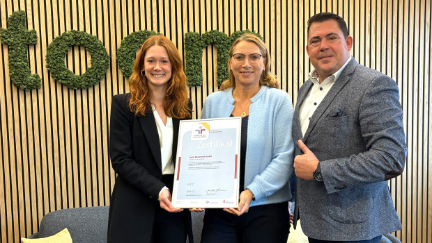 Jochen Vogel (r.) nahm das Zertifikat gemeinsam mit Anke Engels (Mitte), Head of Center of Competence, sowie Alice Bieler, Center of Competence, entgegen.