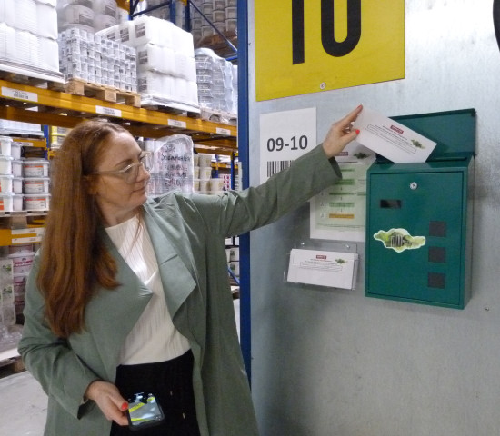 Über das Firmengelände verteilt finden sich mehrere grüne Briefkästen, über die Mitarbeiter Anregungen für mehr Nachhaltigkeit im Unternehmen geben können.