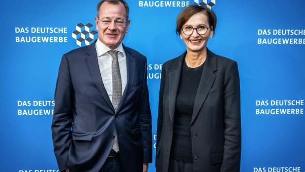 Felix Pakleppa, Hauptgeschäftsführer ZDB, mit Bettina Stark-Watzinger, Bundesministerin für Bildung und Forschung, beim Deutschen Baugewerbetag in Berlin Ende September.