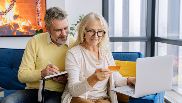 Die Generation 60+ ist digitaler als ihr Ruf, meinen die Autoren des Konsumbarometers 2026 von Consors Finanz.